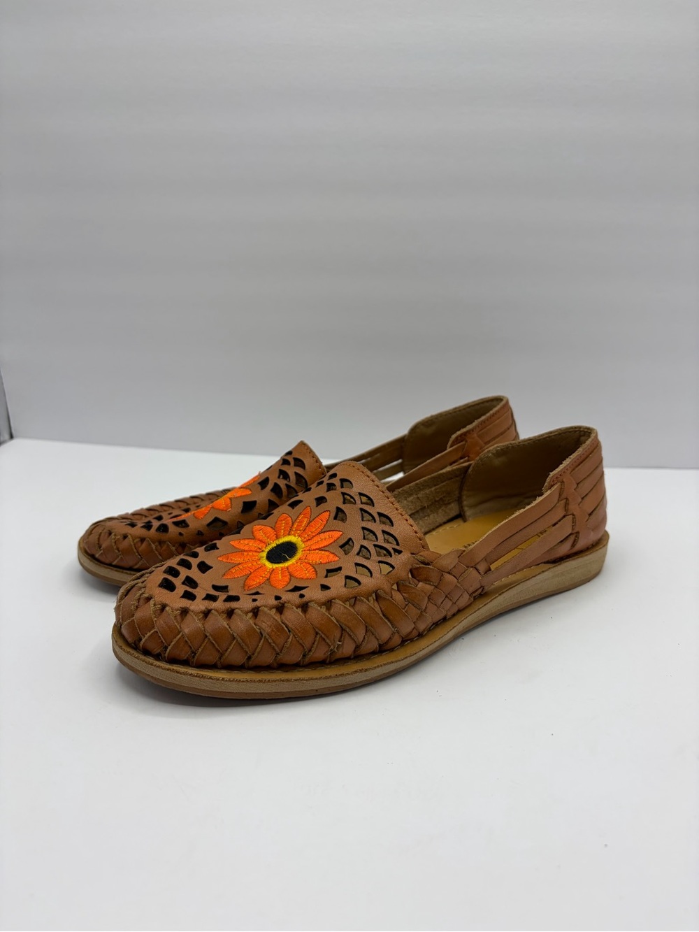 Mexican Huarache Women’s Size 7 Slip On Tan Sandals Flower Leather Handmade